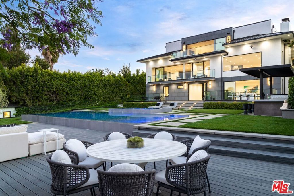 Image 34 of property listing at 499 Halvern Drive, Los Angeles, CA 90049