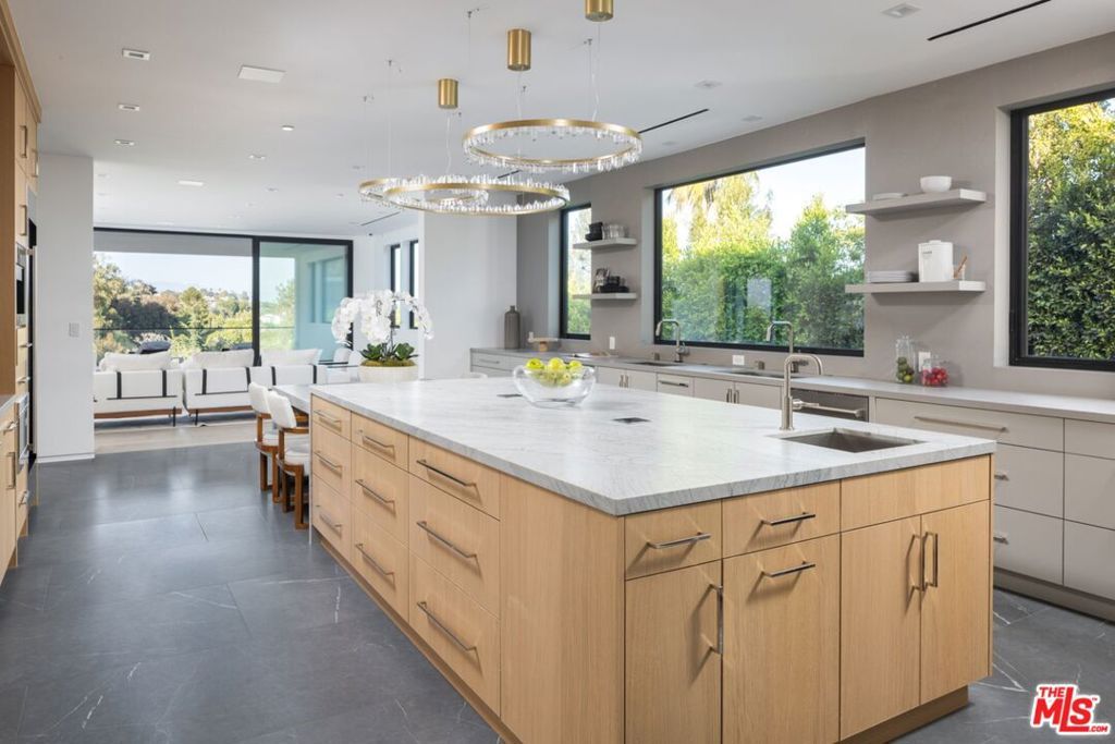 Image 4 of property listing at 499 Halvern Drive, Los Angeles, CA 90049