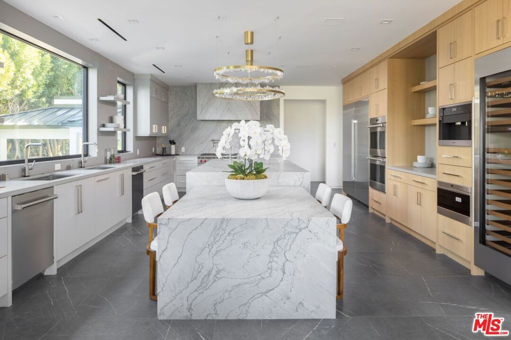 Image 5 of property listing at 499 Halvern Drive, Los Angeles, CA 90049