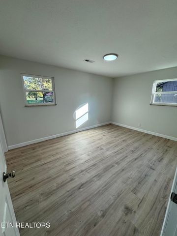 1140 Roswell Rd, Knoxville, TN 37923