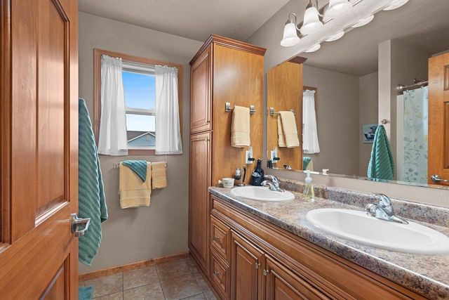 2008 NATURES WAY, Menasha, WI 54952