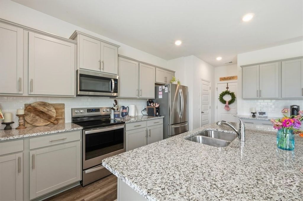 Image 15 of property listing at 523 Logging Hill Drive, Richmond Hill, GA 31324