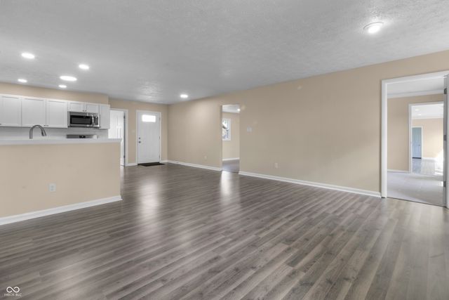 1281 Fox Trail Drive E, New Palestine, IN 46163