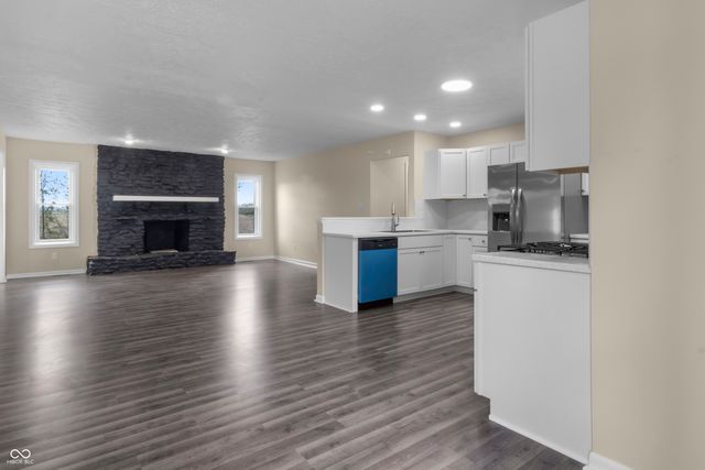 1281 Fox Trail Drive E, New Palestine, IN 46163