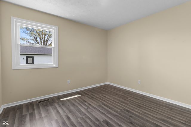 1281 Fox Trail Drive E, New Palestine, IN 46163