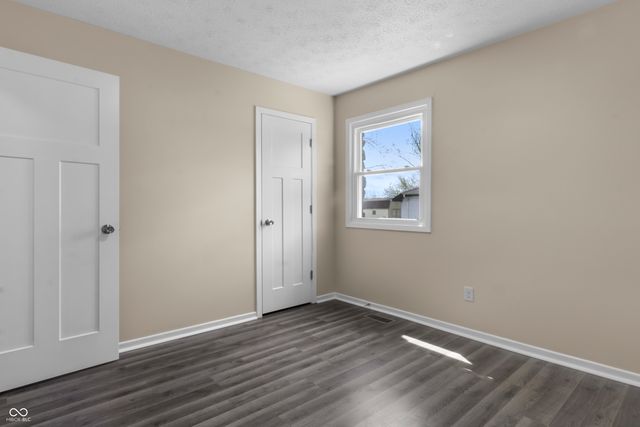 1281 Fox Trail Drive E, New Palestine, IN 46163