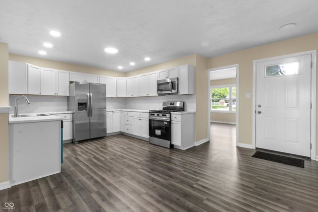 1281 Fox Trail Drive E, New Palestine, IN 46163