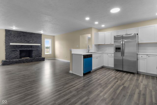 1281 Fox Trail Drive E, New Palestine, IN 46163