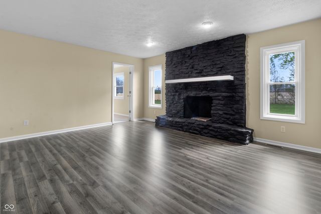 1281 Fox Trail Drive E, New Palestine, IN 46163