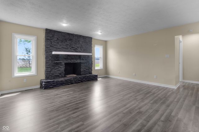 1281 Fox Trail Drive E, New Palestine, IN 46163