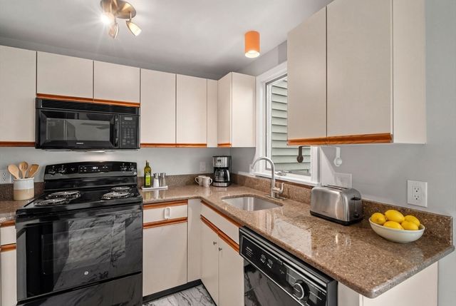 85 Victoria Heights 85, Boston, MA 02136