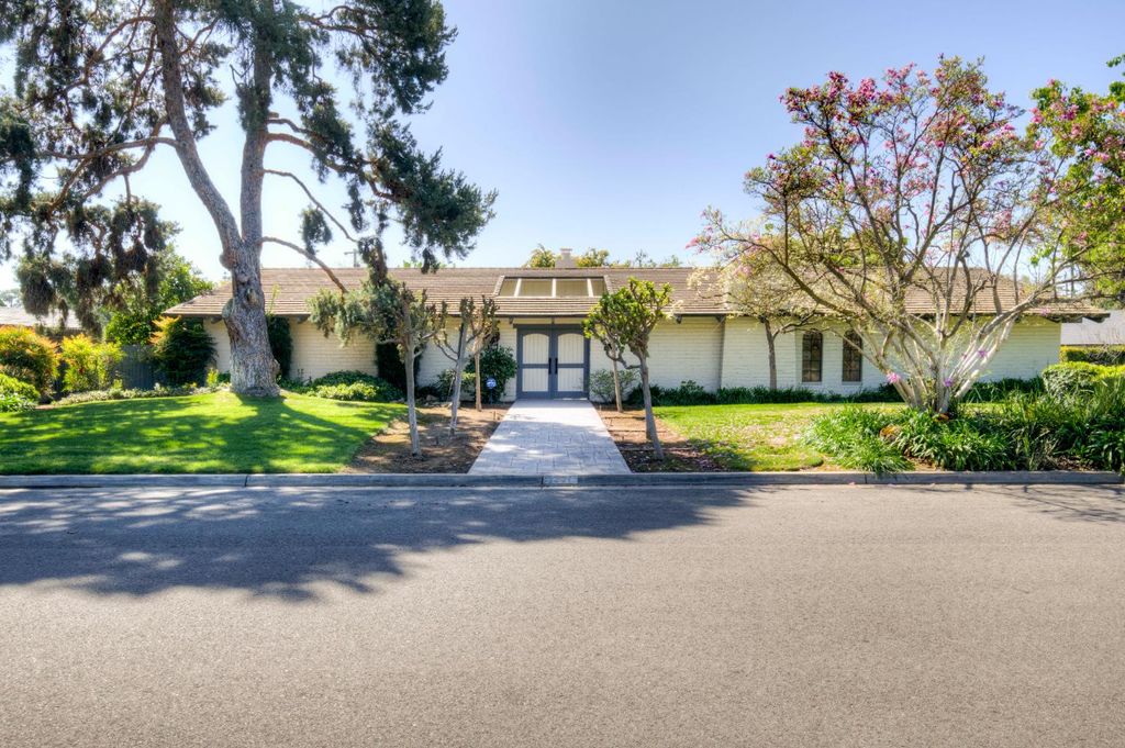 Image 1 of property listing at 2331 W Celeste Avenue, Fresno, CA 93711