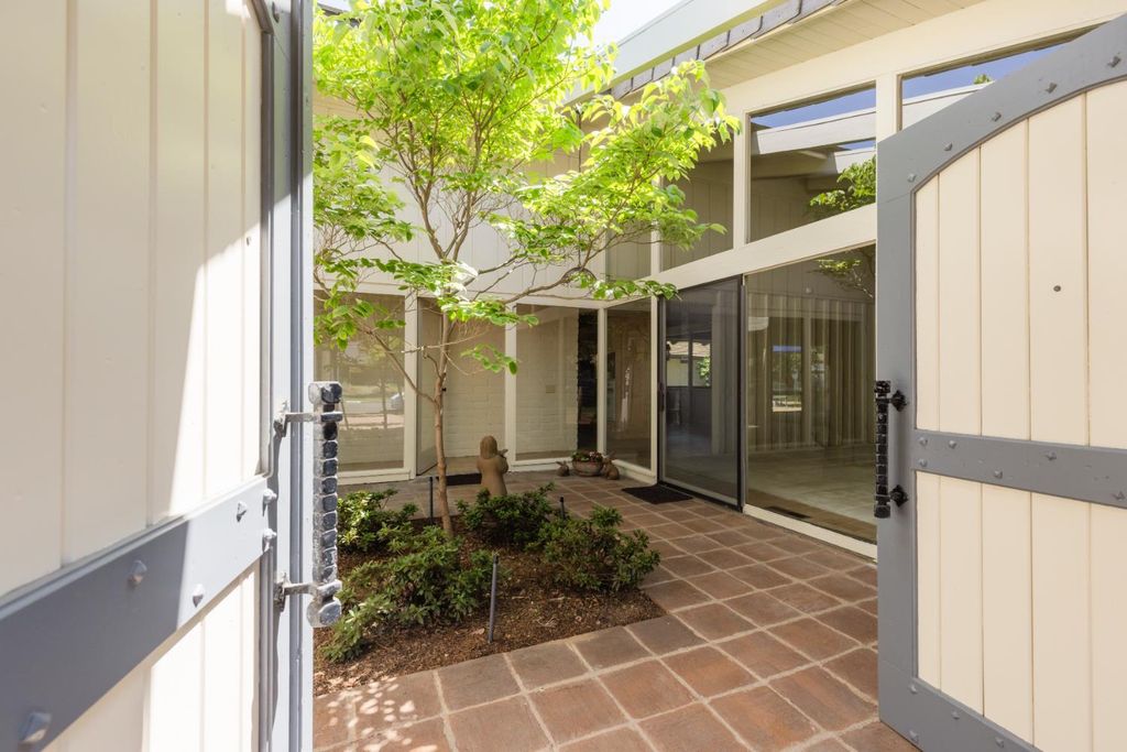 Image 10 of property listing at 2331 W Celeste Avenue, Fresno, CA 93711