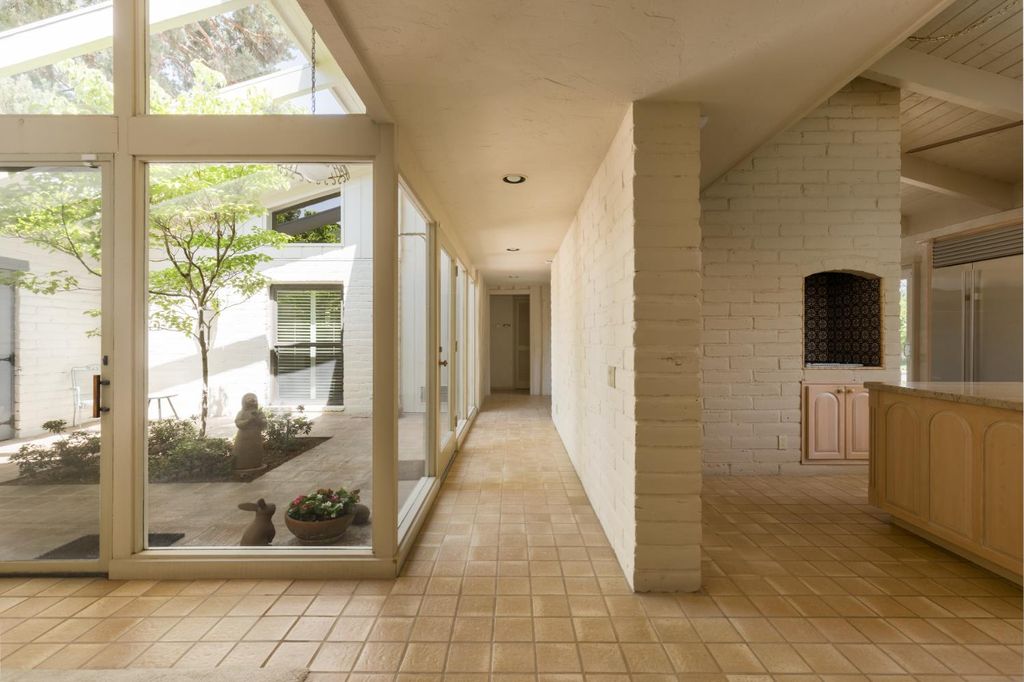 Image 11 of property listing at 2331 W Celeste Avenue, Fresno, CA 93711