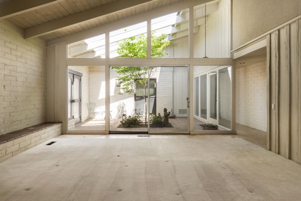 Image 15 of property listing at 2331 W Celeste Avenue, Fresno, CA 93711