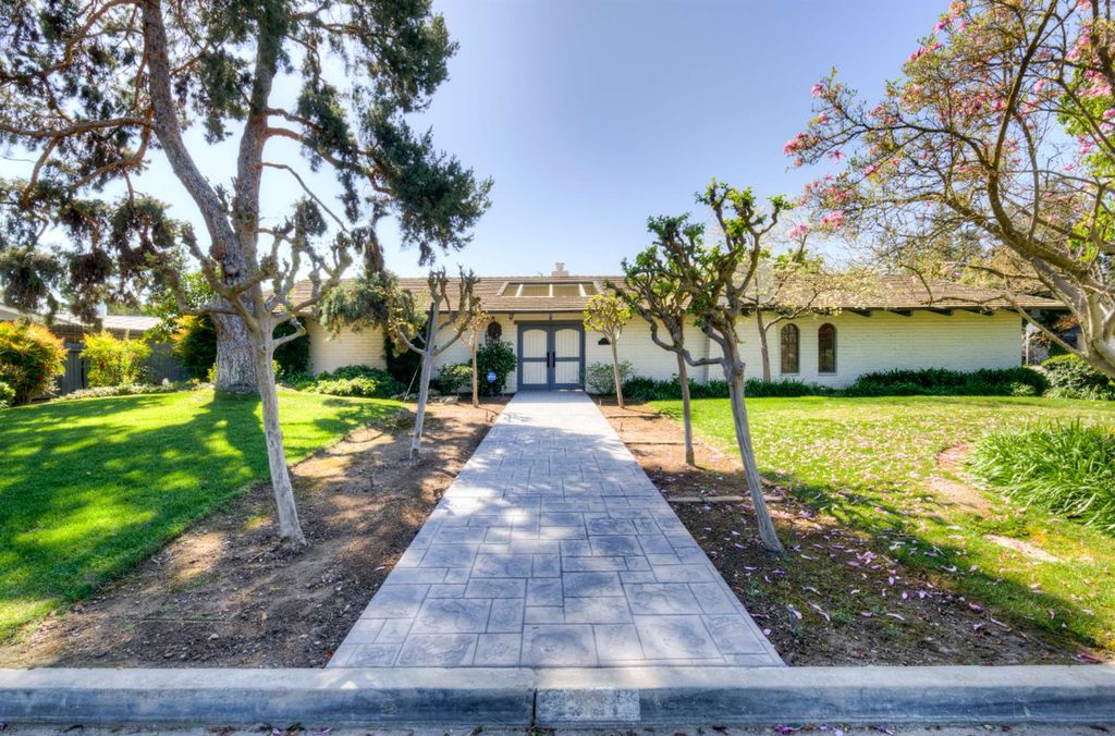 Image 2 of property listing at 2331 W Celeste Avenue, Fresno, CA 93711