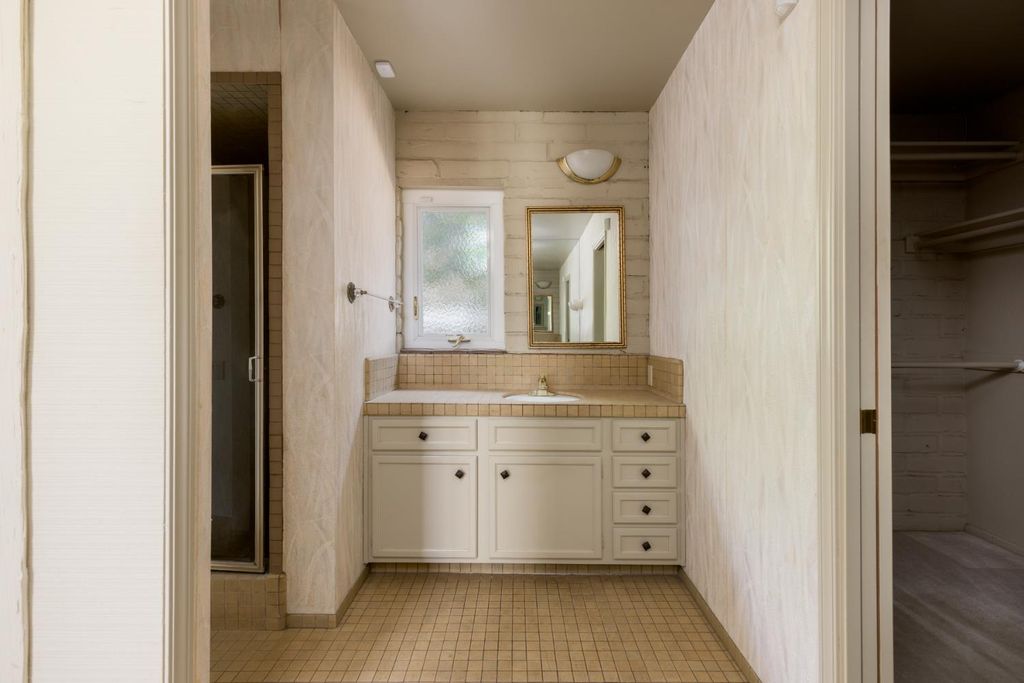 Image 24 of property listing at 2331 W Celeste Avenue, Fresno, CA 93711