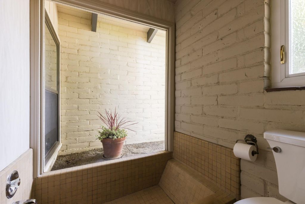 Image 26 of property listing at 2331 W Celeste Avenue, Fresno, CA 93711