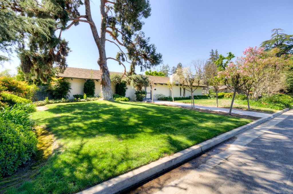 Image 3 of property listing at 2331 W Celeste Avenue, Fresno, CA 93711