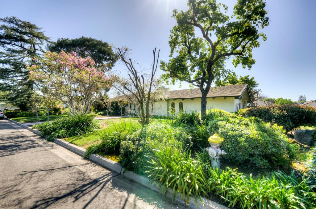 Image 4 of property listing at 2331 W Celeste Avenue, Fresno, CA 93711