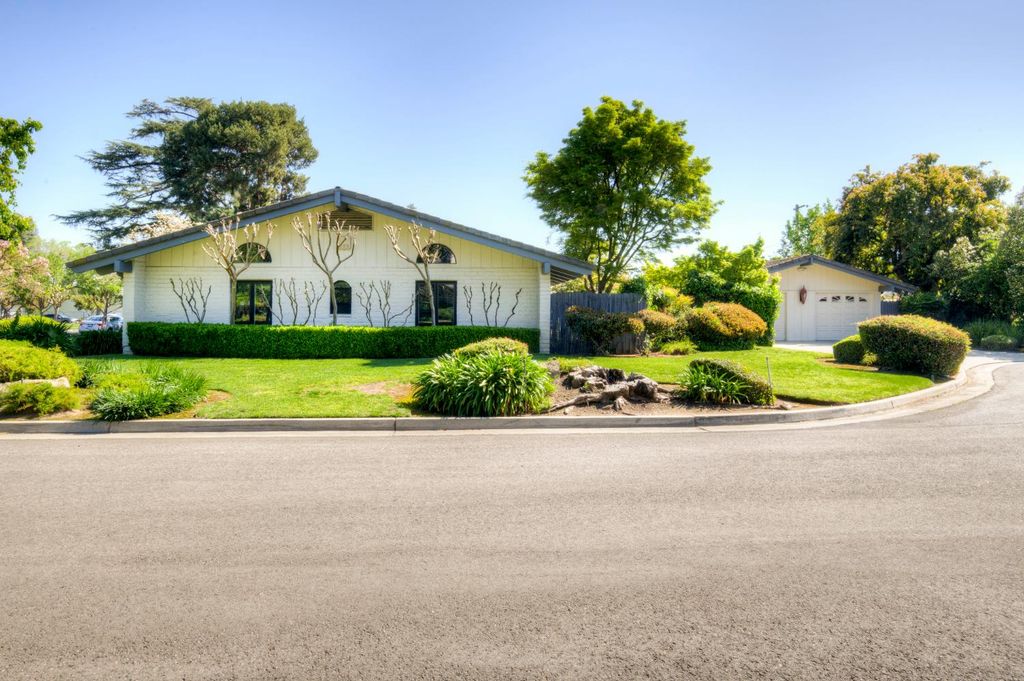 Image 6 of property listing at 2331 W Celeste Avenue, Fresno, CA 93711