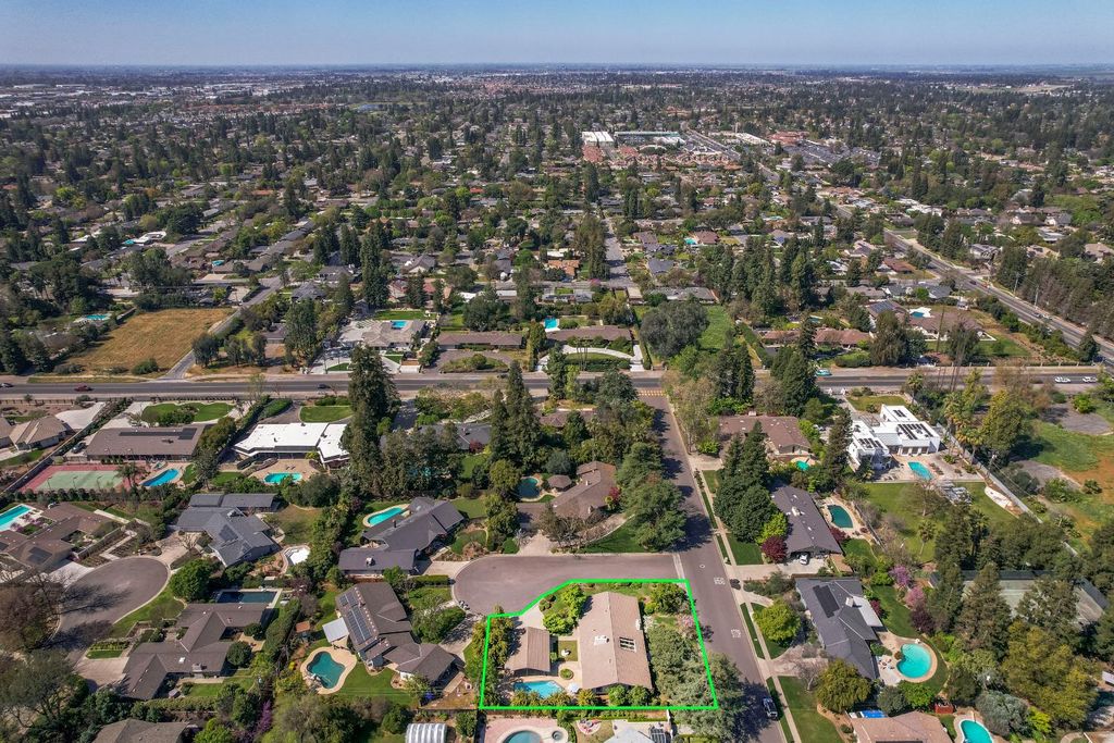 Image 63 of property listing at 2331 W Celeste Avenue, Fresno, CA 93711