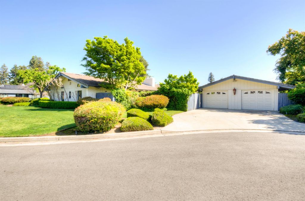 Image 7 of property listing at 2331 W Celeste Avenue, Fresno, CA 93711