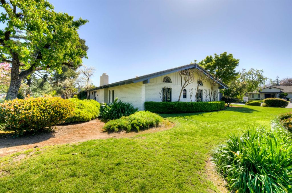 Image 8 of property listing at 2331 W Celeste Avenue, Fresno, CA 93711