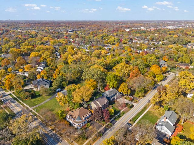 1570 Orchard Road, Wheaton, IL 60189