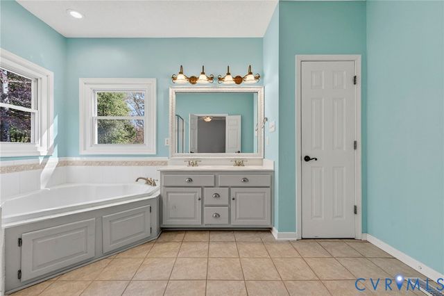 9324 Oak River Dr, South Chesterfield, VA 23803