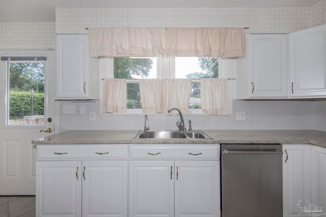 2201 Dupont Dr, Pensacola, FL 32503