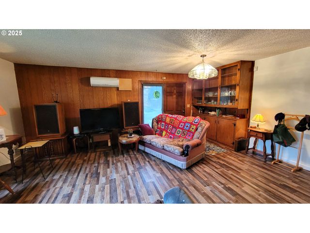 25346 WHEATON Ln, Veneta, OR 97487