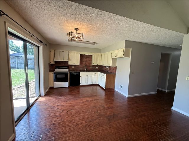415 Rodric Circle, Siloam Springs, AR 72761