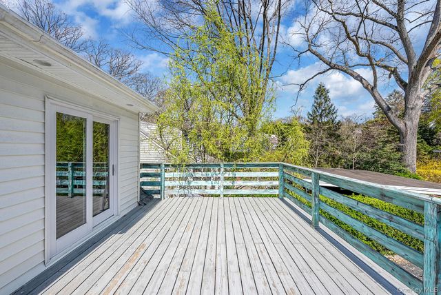 11 Edgewood Avenue, Glen Head, NY 11545