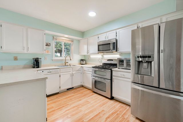1311 Trinity Drive, Carol Stream, IL 60188