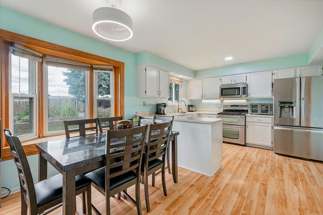 1311 Trinity Drive, Carol Stream, IL 60188
