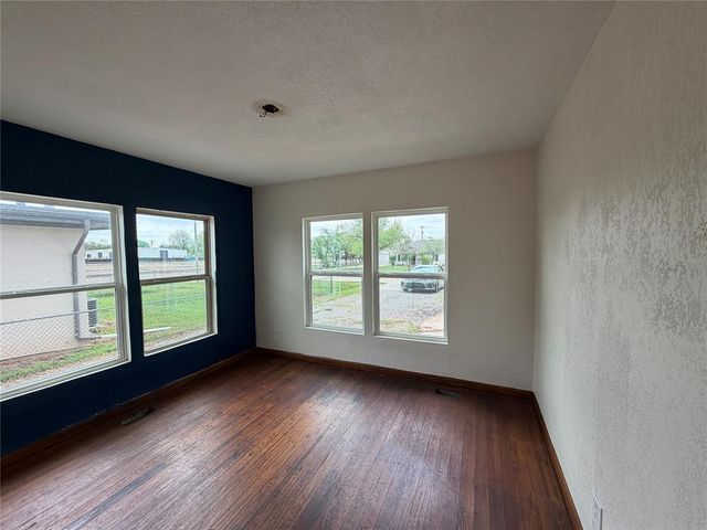 129 SE 1st Street, Moore, OK 73160
