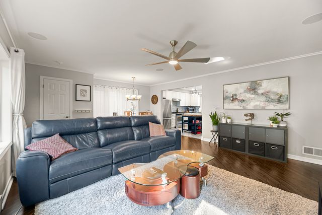 9 N Waverly Place, Mount Prospect, IL 60056