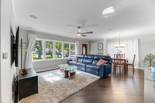 9 N Waverly Place, Mount Prospect, IL 60056