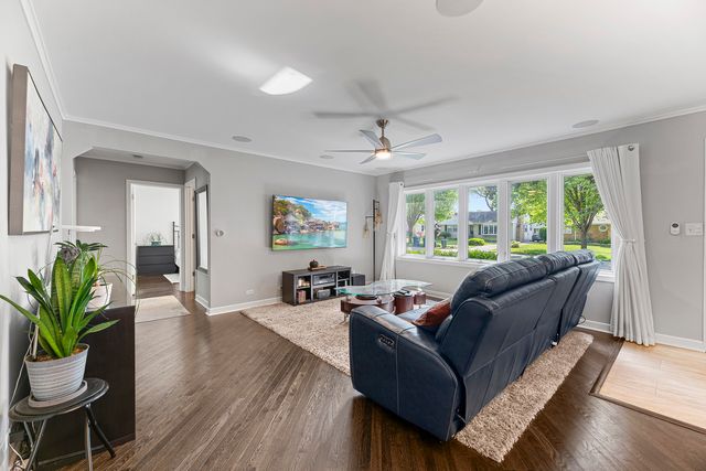9 N Waverly Place, Mount Prospect, IL 60056