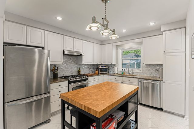 9 N Waverly Place, Mount Prospect, IL 60056