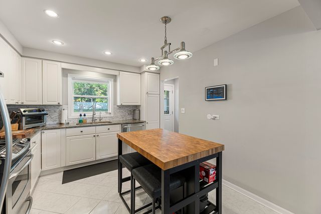 9 N Waverly Place, Mount Prospect, IL 60056