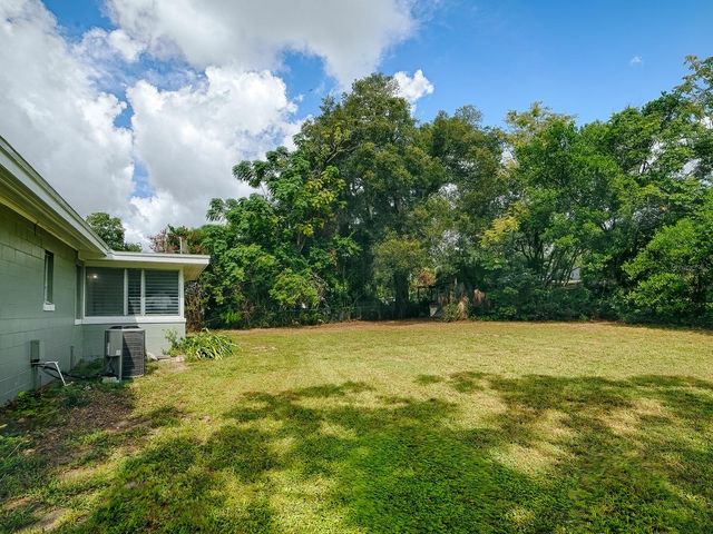 2014 HELMS AVENUE, Leesburg, FL 34748