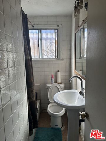 1555 W 71st Street, Los Angeles, CA 90047
