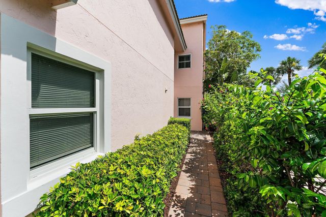 2905 Fairway Drive N, Jupiter, FL 33477