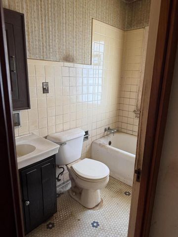 1944 S 89th STREET, West Allis, WI 53227
