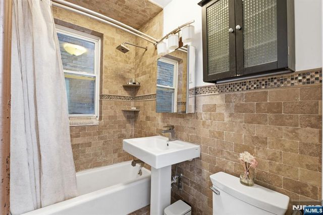 883 E Boulevard 1F, Weehawken, NJ 07086