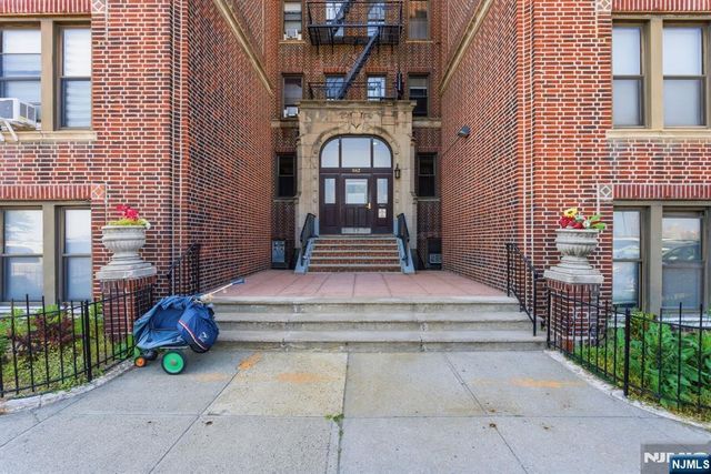 883 E Boulevard 1F, Weehawken, NJ 07086