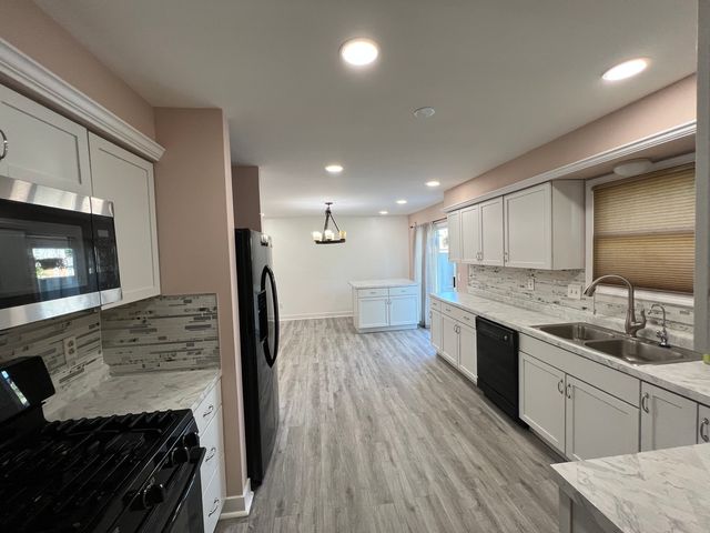502 Powers Court B, Yorkville, IL 60560