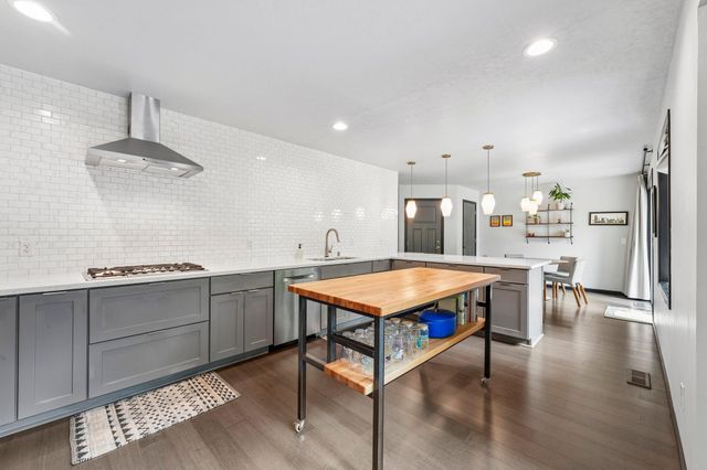 5558 Chatsworth Street N, Shoreview, MN 55126